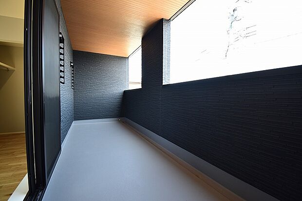 【バルコニー】南東向きのバルコニーは日当たり良好でお布団や洗濯物を干すのに最適です！