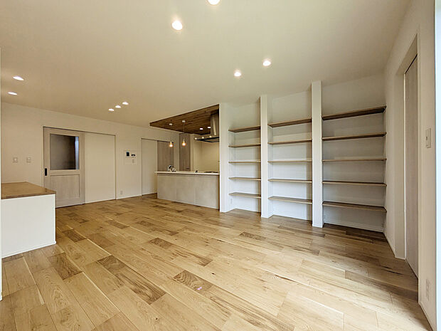 【【3号棟】リビング】折下げ天井でまるでカフェのような素敵なキッチン♪さらに、約19.3帖のLDKなので、ソファやダイニングテーブルを置いてもゆとりあるスペースです!