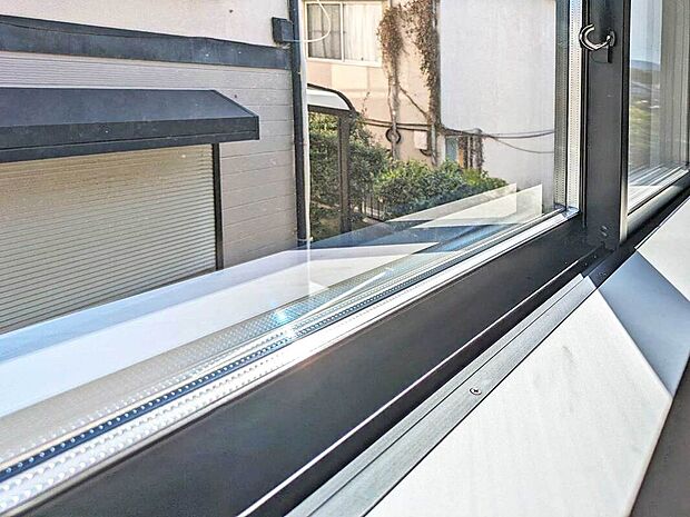 【アルミ樹脂複合窓(サッシ)】室外側は耐久性や強度に優れたアルミを採用。室内側には、熱を伝えにくい樹脂を採用し、熱の出入りを抑えます。