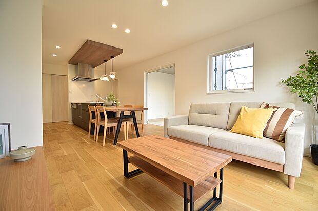 【【リビング】】南側リビングは、暖かい日差しが入り気持ちの良い1日を過ごすことができます。
※一部AIによる加工を施しています。