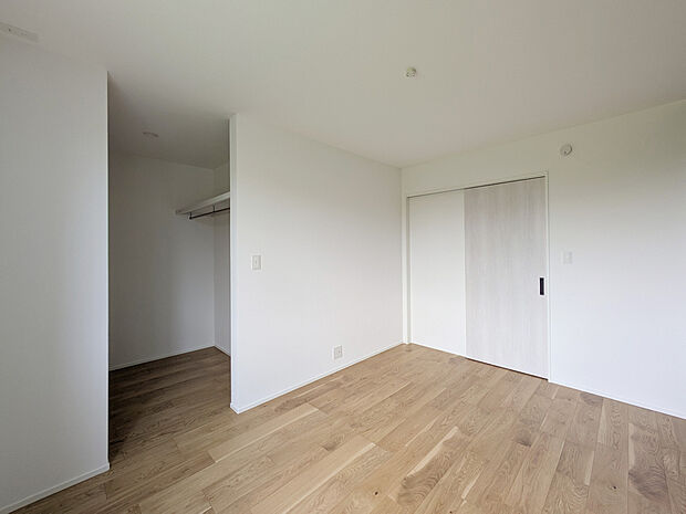 【【1号棟】寝室】寝室は約6帖。WICL付きで、夫婦それぞれの洋服をたっぷり収納できます。扉がないことで換気がしやすく、服に優しい環境が保てます。