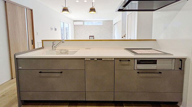 【システムキッチン】タカラスタンダード社の計算されつくした収納の使い勝手の良さや、人工大理石の傷がつきにくいカウンタートップなど、有名メーカーならではのクオリティのキッチンです。（※写真は同仕様の別物件です）