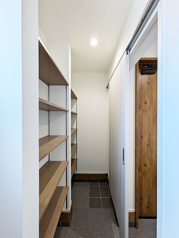 【【同仕様:玄関】】扉付きのシューズクロークを備えており、ベビーカーやお子様の自転車、ゴルフバッグ、アウトドア用品などもすっきり収納可能。
来客時にも中が見えず、玄関を美しく保てるのが魅力です☆