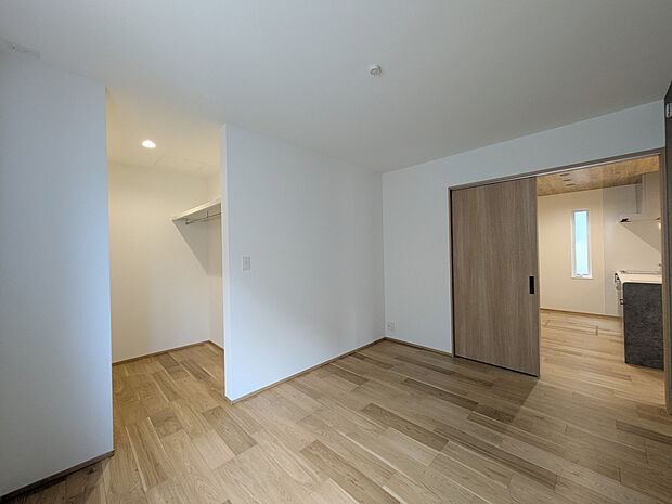 【【同仕様:寝室】】寝室は約6帖。WICL付きで、夫婦それぞれの洋服をたっぷり収納できます。扉がないことで換気がしやすく、服に優しい環境が保てます。