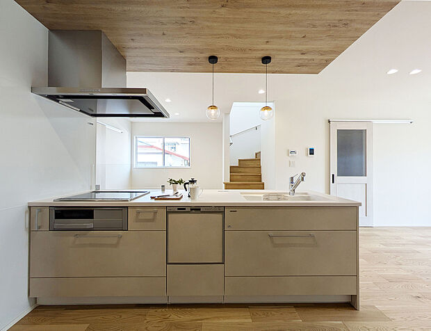 【【同仕様:キッチン】】折下げ天井が開放感を演出し、まるでカフェのような素敵なキッチン空間を実現しました。