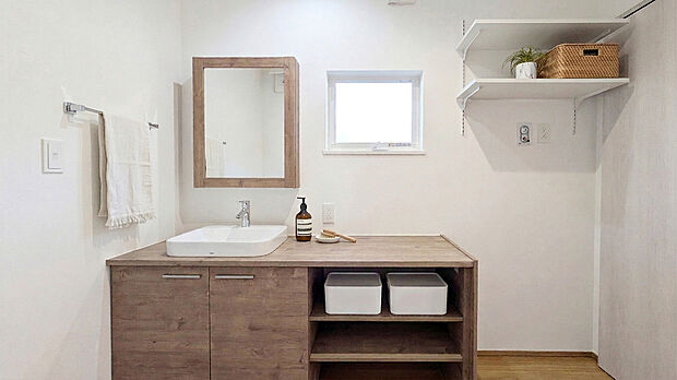 【【洗面】※イメージです】木のぬくもりを感じる、ナチュラルで可愛い洗面台。広々としたカウンターや可動棚など、使い勝手の良さも魅力的。毎朝の準備が楽しくなる清潔感あふれる空間☆