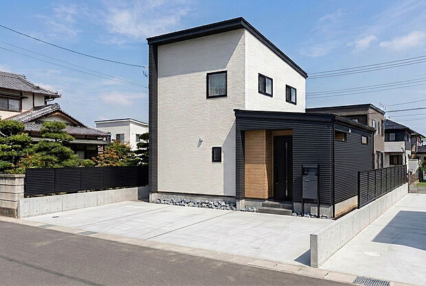 【≪外観イメージパース≫】モノトーンのスタイリッシュな外観デザイン！前面にはゆとりあるカースペースを確保し、毎日の車移動やお子様のお出迎えも安心・快適です♪