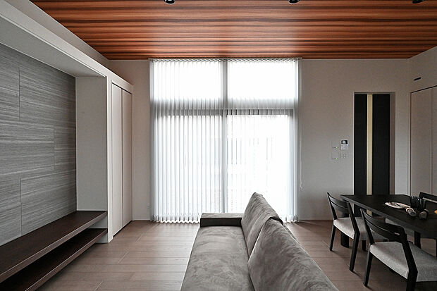 室内（2024年3月）撮影
天井も高く、高所窓からの光は室内奥まで差し込み明るい空間です。