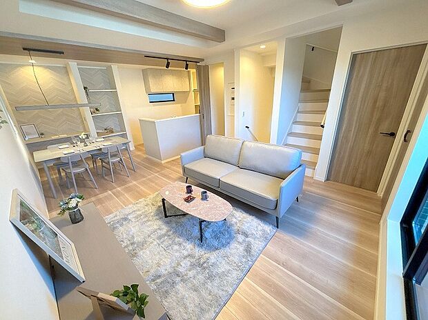 【同現場モデル区画（販売済）/LDK】リビングをお洒落な空間へと演出する折上天井を採用！天井が高く開放感が出ますね♪
※画像には家具等のオプション商品も含まれます。