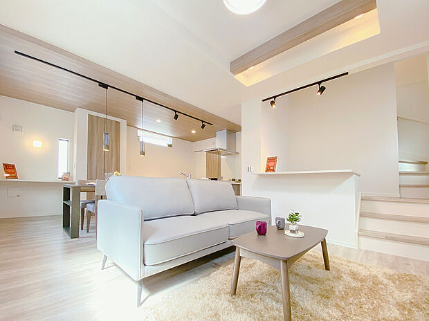 【弊社施工例/リビング】1階と2階を緩やかにつなぐスキップフロア。リビングには折上げ天井、キッチンには下がり天井を設け空間にメリハリがつきます。