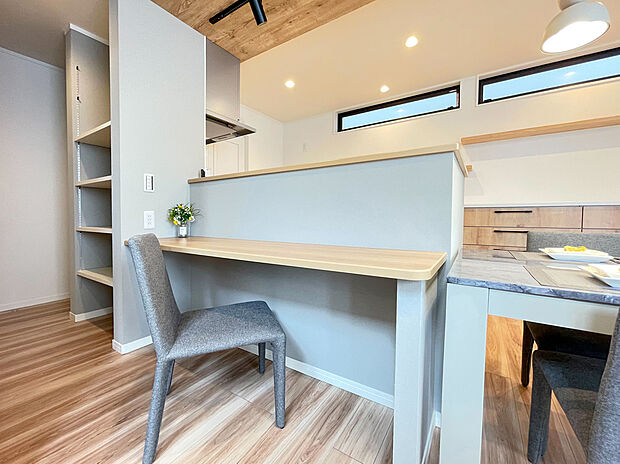 【弊社施工例/スタディカウンター】お子様のリビング学習に活躍のスタディカウンター。キッチンの近くに設けることで、お料理をしながらお子様の様子を見守れます。