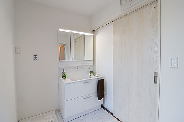 【ドリームタウンシリーズ施工例】
ご家族そろって身支度可能なゆとりの洗面スペースで、朝の身支度もスムーズに。（写真は施工例です。）