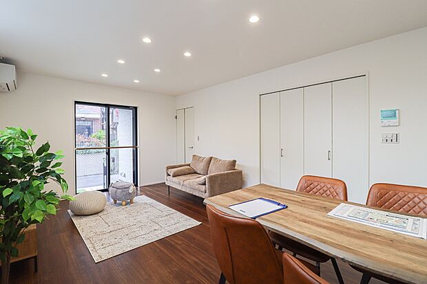 【1号地 LDK】
ダウンライトはリビングを広々と見せてくれます。 他のインテリアをアクセントにしたい方にも嬉しい空間です。(写真撮影2025.11)