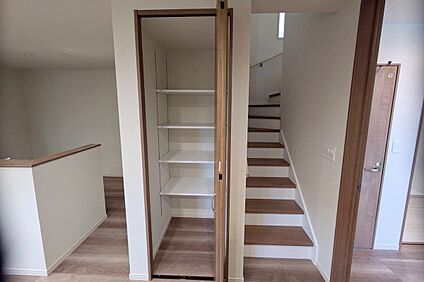 2号地　階段・収納