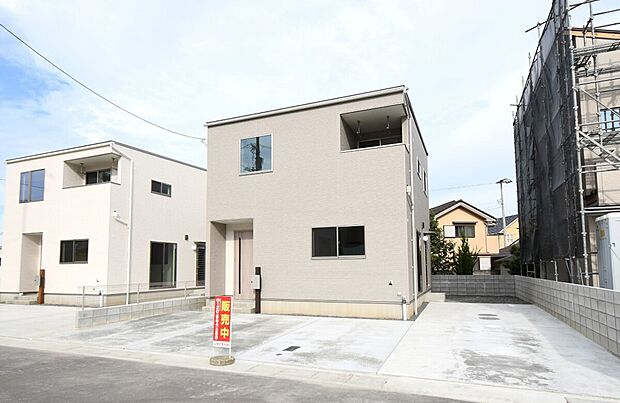 5台駐車できるゆとりのカースペース。間取りは4LDKと、プライベートスペースをしっかり確保しつつ、楽しい家族団らんもできる住まいです♪撮影月:2025年10月