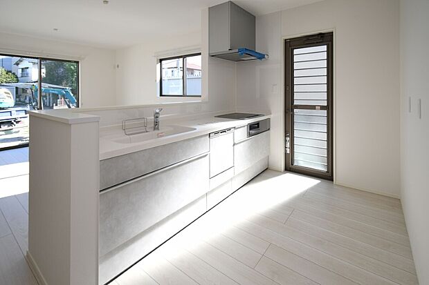 対面式キッチンは家事をしながら家族を見守り、コミュニケーションの取れる人気のスタイル。食洗器付きで洗い物の時間を削減でき、家事の負担を軽減してくれるキッチンです。※7号棟