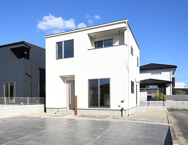 4台駐車できるゆとりのカースペース。間取りは4LDKと、プライベートスペースをしっかり確保しつつ、楽しい家族団らんもできる住まいです♪撮影月：2025年12月　外構工事中！