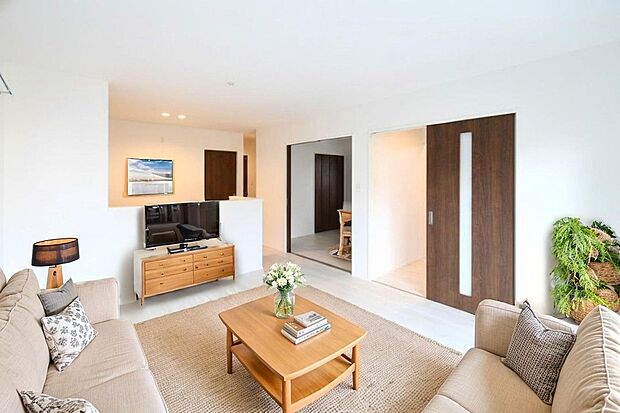 家族が集まるリビングは広々15.1帖！キッチンからもリビングが見渡せるため、どこに居ても家族を感じ会話もはずみますね。 
「※CGにて家具を配置しています」