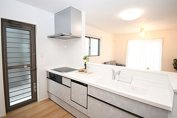 家族が集まる明るいリビング！お子様のお勉強をダイニングで済ませるようにすると家事をしながらお子様の頑張りを見守れます♪ ※施工事例です。実物とは異なります。詳しくはお問い合わせください。