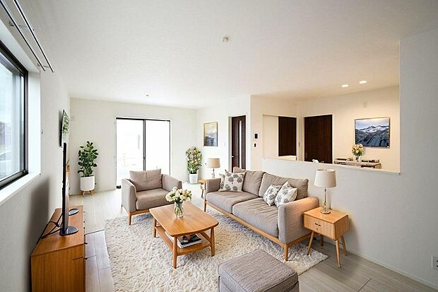 家族が集まるリビングは広々19.2帖!キッチンからもリビングが見渡せるため、どこに居ても家族を感じ、会話もはずみますね。
「CGにて家具を配置しています」 ※10号棟