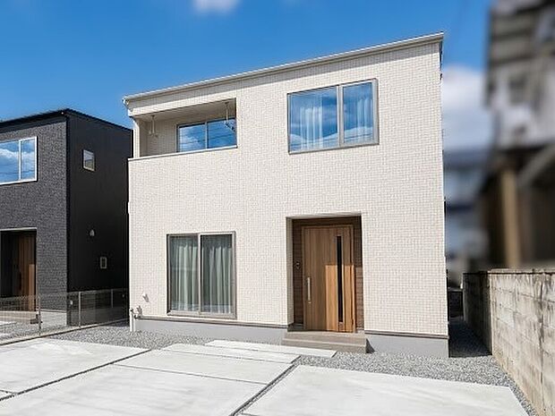 3台分は十分駐車できるカースペース。間取は4LDKと、プライベートスペースをしっかり確保しつつ、楽しい家族団らんもできる広々15.1帖のLDKがある住まいです♪ ※画像はイメージです。