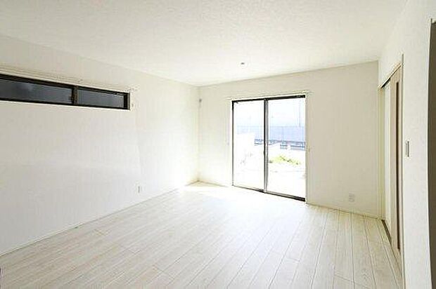 家族が集まるリビングは広々15帖!キッチンからもリビングが見渡せるため、どこに居ても家族を感じ、会話もはずみますね。