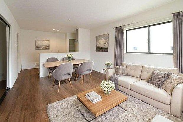 家族が集まる明るいリビング!お子様のお勉強をダイニングで済ませるようにすると家事をしながらお子様の頑張りを見守れます♪