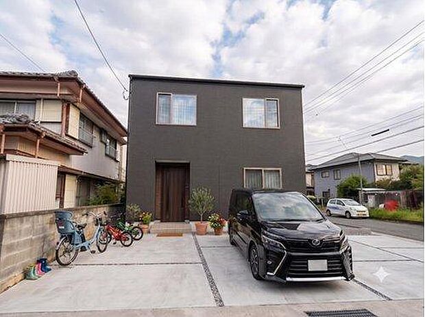 4台駐車できるゆとりのカースペース。間取りは4LDKと、プライベートスペースをしっかり確保しつつ、楽しい家族団らんもできる住まいです♪ ※画像はイメージです。