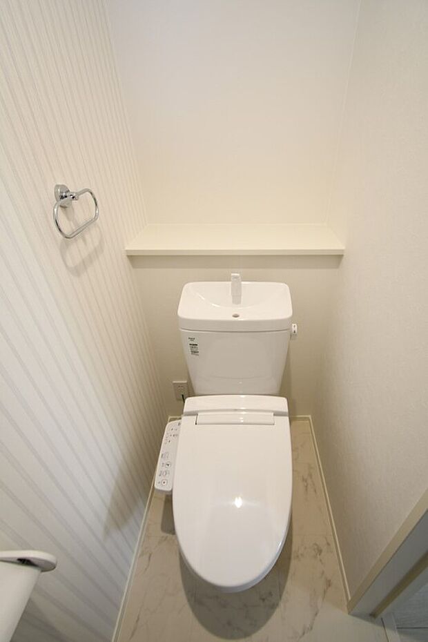 【トイレ】白がキレイなトイレ♪1階のトイレには小窓と棚を設置♪
※施工事例です。実物とは異なります。