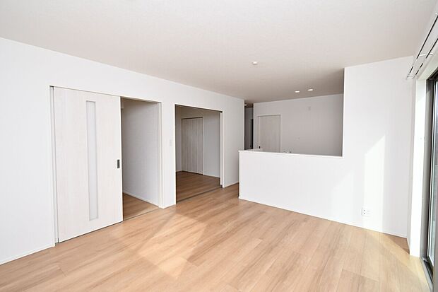 【リビング】家族が集まるリビングは広々15.1帖!キッチンからもリビングが見渡せるため、どこに居ても家族を感じ、会話もはずみますね。※1号棟