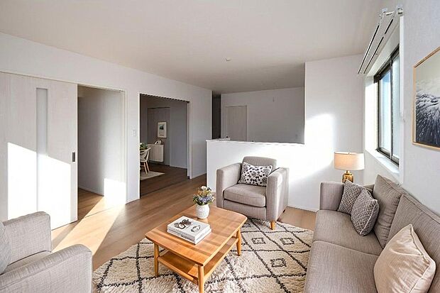 【リビング】家族が集まるリビングは広々15.1帖！キッチンからもリビングが見渡せるため、どこに居ても家族を感じ、会話もはずみますね。　　　　　　※15号棟　※CGにて家具を配置しています