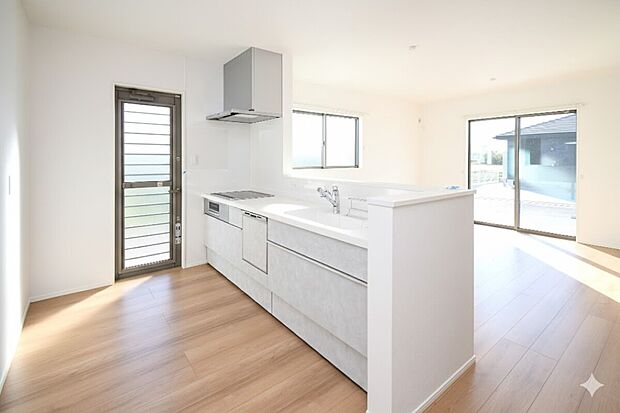 【キッチン】対面式キッチンは家事をしながら家族を見守り、コミュニケーションの取れる人気のスタイル。食洗器付きで洗い物の時間を削減でき、家事の負担を軽減してくれるキッチンです。※15号棟　　　　　　　　　