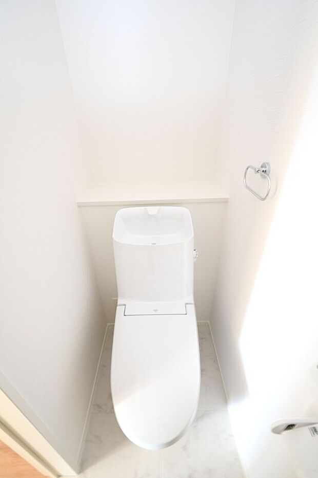 【トイレ】少ない水で流す事ができる環境にも経済的に配慮されたトイレ、シャワー洗浄付きなので快適です。※施工事例です。