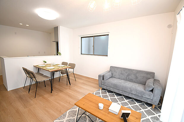 【リビング】家族が集まる明るいリビング!お子様のお勉強をダイニングで済ませるようにすると家事をしながらお子様の頑張りを見守れます♪ ※施工事例です。実物とは異なります。詳しくはお問い合わせください。