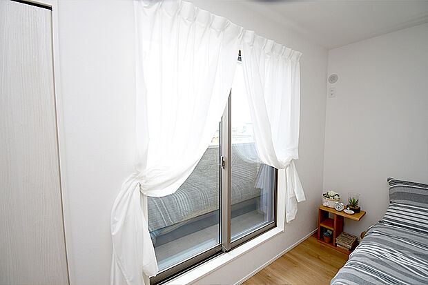 【主寝室】主寝室は広々していて安らげる空間に。大きな窓から光が差し込み、朝の目覚めも良さそう♪ ※施工事例です。実物とは異なります。