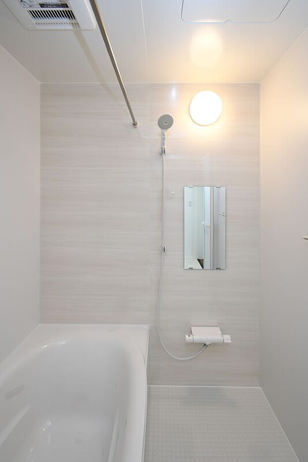 【浴室】雨の日や、花粉の季節にも快適に部屋干しができます。あるととても便利です。※施工事例です。