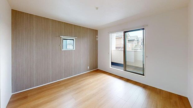 【主寝室】主寝室は広々していて安らげる空間に。大きな窓から光が差し込み、朝の目覚めも良さそう♪