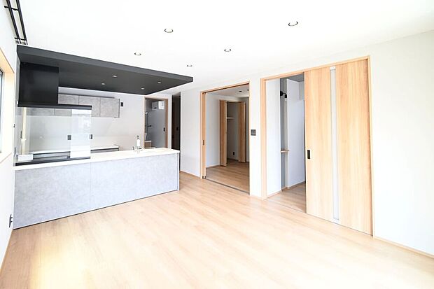 【リビング】家族が集まるリビングは広々20帖!キッチンからもリビングが見渡せるため、どこに居ても家族を感じ、会話もはずみますね。