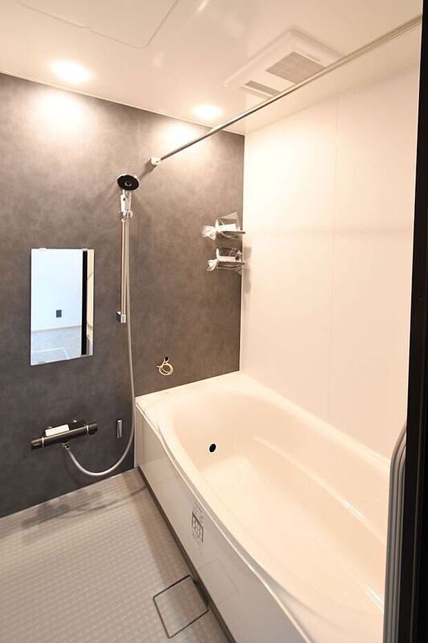 【浴室】1日の疲れをほぐす、とっておきのリラクゼーションタイムを楽しむバスルーム。 美しく、機能的なデザインを採用、清潔感あふれる心地よい空間づくりにこだわりました。