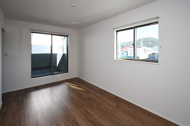 【主寝室】主寝室は広々していて安らげる空間に。大きな窓から光が差し込み、朝の目覚めも良さそう♪