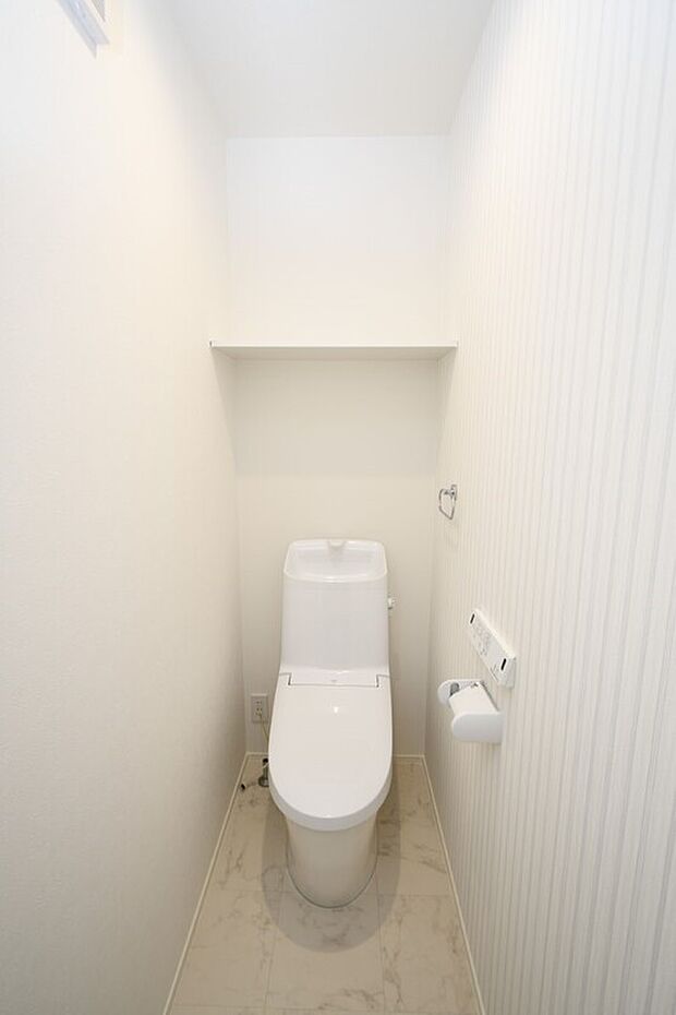 【節水・温水洗浄便座】温水洗浄便座トイレ。新素材により、気になる便座もサッとひとふきでキレイになります。