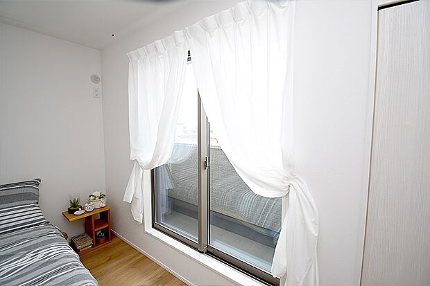 【主寝室】主寝室は広々していて安らげる空間に。大きな窓から光が差し込み、朝の目覚めも良さそう♪