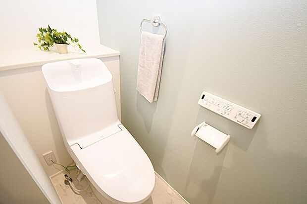 【節水・温水洗浄便座】温水洗浄便座トイレ。新素材により、気になる便座もサッとひとふきでキレイになります。