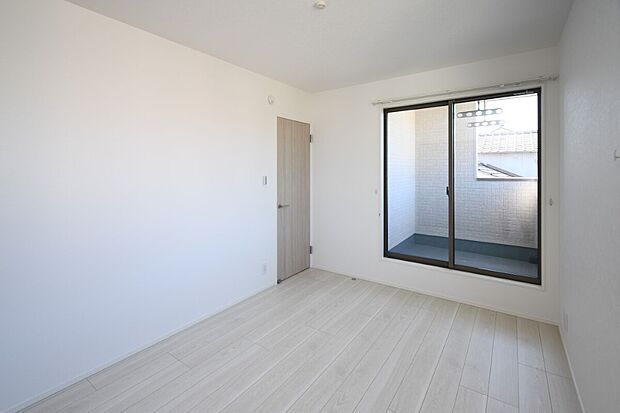 【主寝室】主寝室は広々していて安らげる空間に。大きな窓から光が差し込み、朝の目覚めも良さそう♪