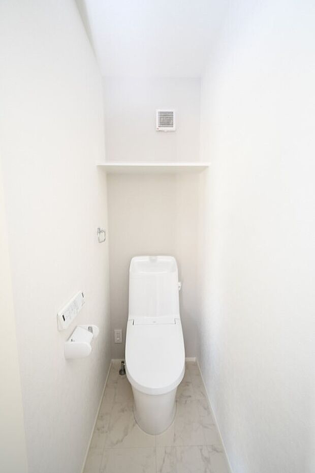 【節水・温水洗浄便座】温水洗浄便座トイレ。新素材により、気になる便座もサッとひとふきでキレイになります。※施工事例です。