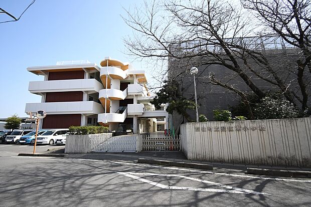 藍住南小学校(約1,700m)