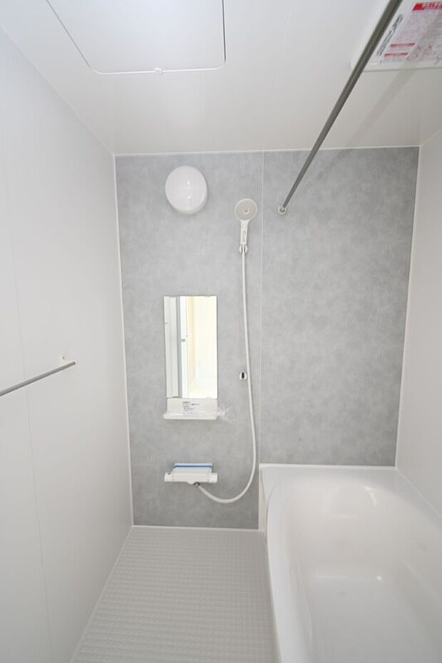 【浴室】1日の疲れをほぐす、とっておきのリラクゼーションタイムを楽しむバスルーム。 美しく、機能的なデザインを採用、清潔感あふれる心地よい空間づくりにこだわりました。