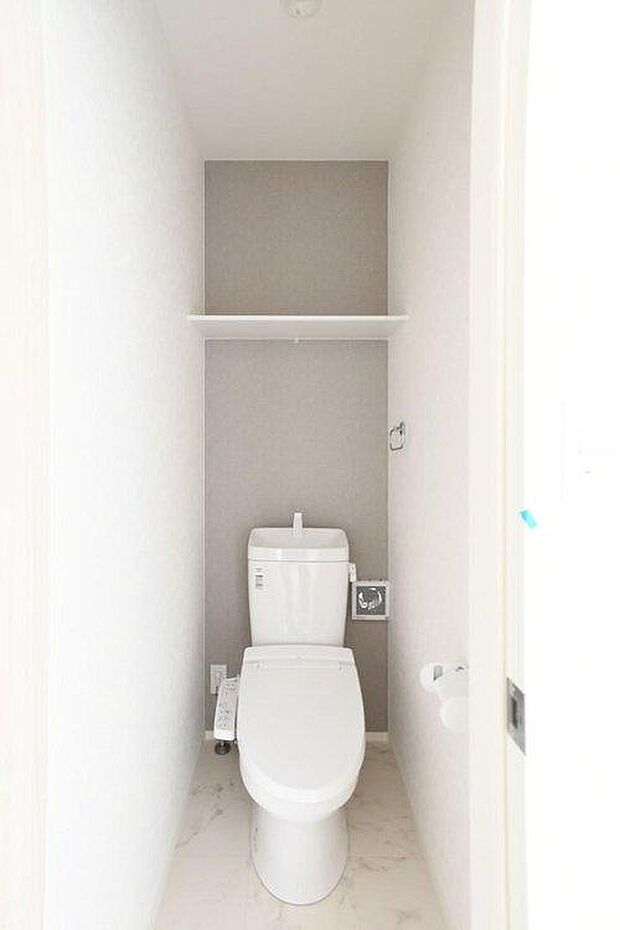 【トイレ】2階にもトイレを設置!新素材により、気になる便座もサッとひとふきでキレイになります。※施工事例です。