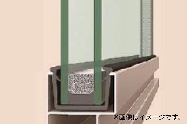 【Low-E複層ガラス】遮熱性にも断熱性にも優れています。 断熱はもちろんのこと、明るさを採り込みながらも西日対策や紫外線による色あせ防止にも効果的です。