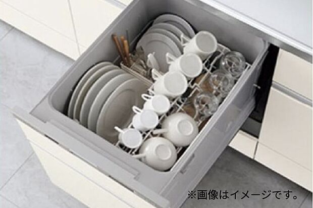 【食洗機】フライパンなどの大きな調理器具もしっかり入る食洗器。スペースを取らないので、キッチンを広くすっきりとお使いいただけます。毎日のめんどうな食後の洗い物から解放されゆとりの時間ができます。 ※画像はイメージです。